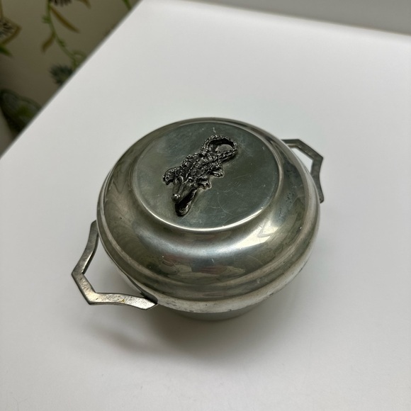 The King’s Pewter Box with Alligator on Top - Picture 3 of 6
